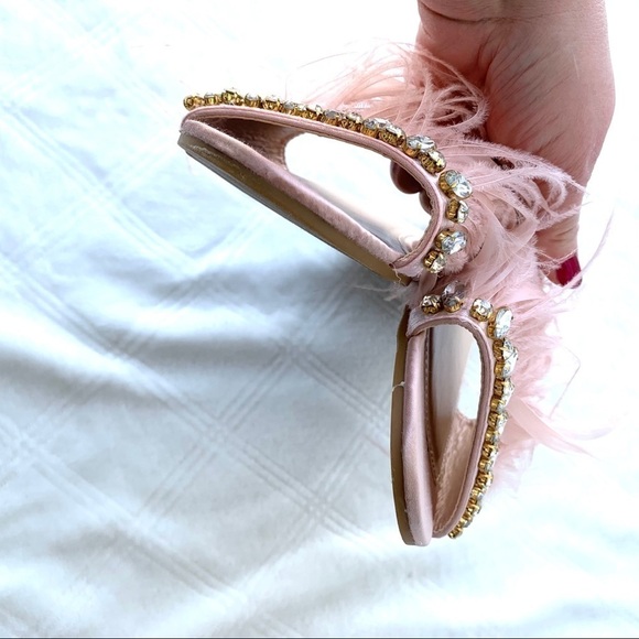 Shoe Dazzle Nia Faux Feathered Jeweled Slide Flat Sandal Boho Size 7 - Picture 9 of 16
